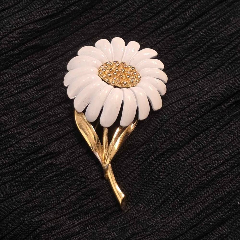 Vintage Monet White Enamel Daisy Brooch Gold Tone Cottagecore